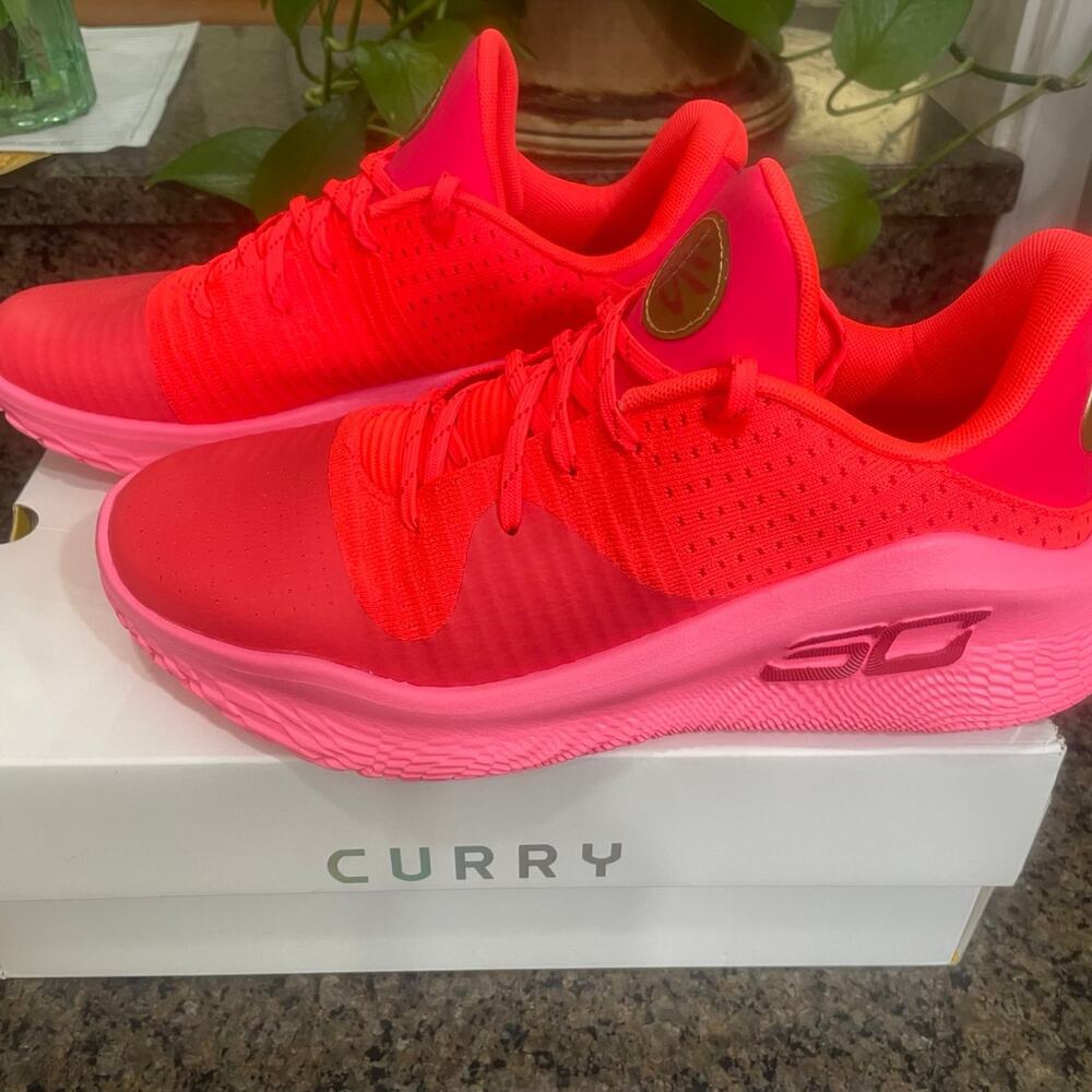 Nearly New Men’s 10.5 Under Armour Curry 4 Low FloTro Sneakers